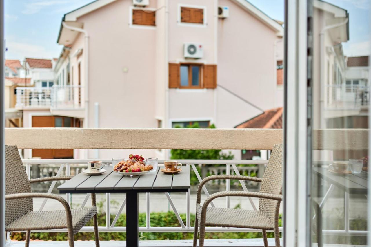 Waikiki Beach House Villa Tivat Eksteriør billede