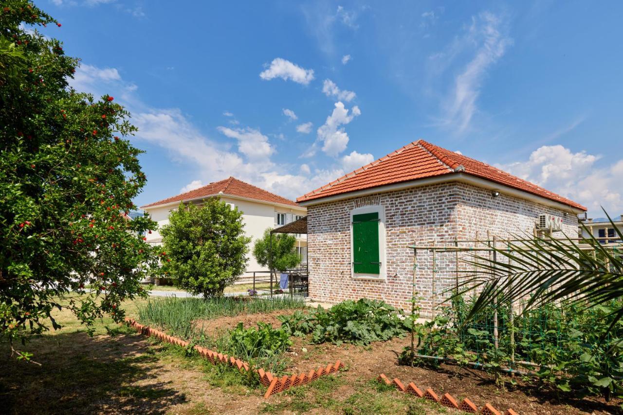 Waikiki Beach House Villa Tivat Eksteriør billede